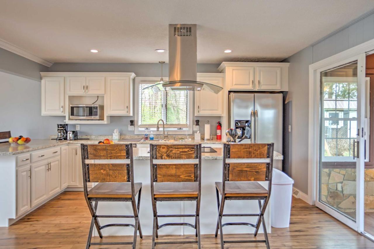 Monticello Home With Multi-Level Deck On 2 Acres! Екстер'єр фото